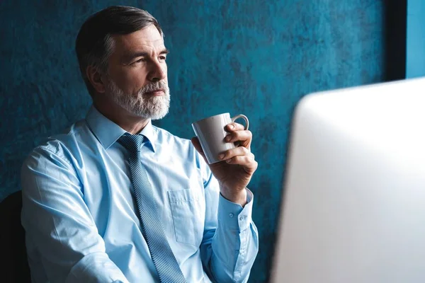 Volwassen zakenman werkt op de computer in Office — Stockfoto