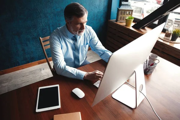 Volwassen zakenman werkt op de computer in Office — Stockfoto
