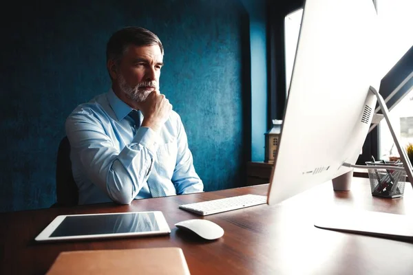 Volwassen zakenman werkt op de computer in Office — Stockfoto