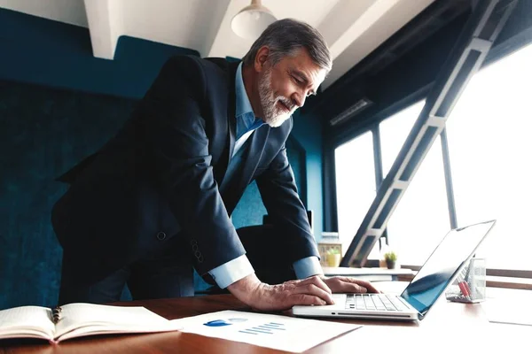 Elegante zakenman die gegevens analyseert — Stockfoto