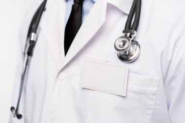 Steteskoplu erkek doktorun parlak yakın çekimi.