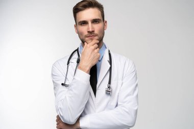 Beyaz önlüklü gülümseyen sağlık görevlisi beyazların arasında..