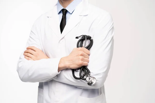 Trabajador médico sonriente en bata blanca aislado en blanco . —  Fotos de Stock