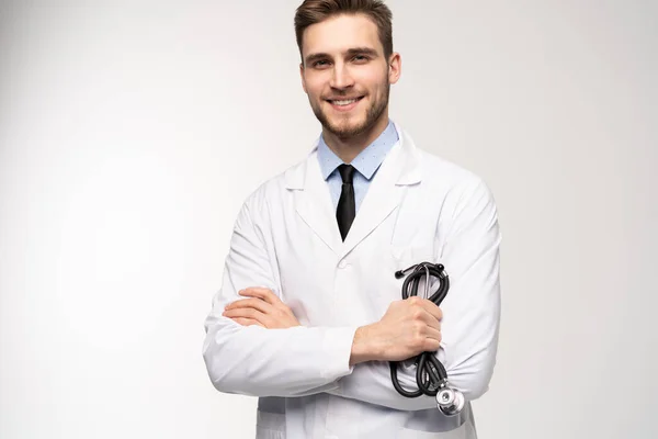 Uśmiechnięty pracownik medyczny w białym płaszczu odizolowany na białym. — Zdjęcie stockowe