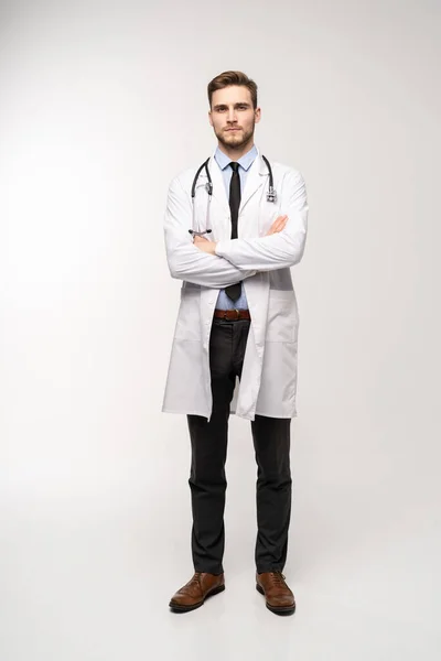 Teljes hossz fiatal orvos fehér háttér. — Stock Fotó