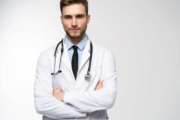 Operaio medico sorridente in camice bianco isolato su bianco . — Foto Stock