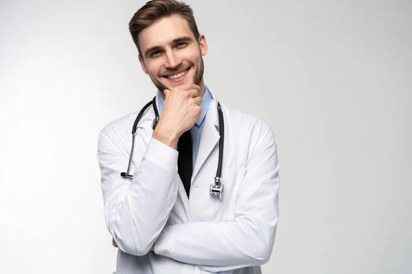 Operaio medico sorridente in camice bianco isolato su bianco . — Foto Stock