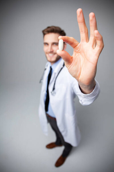 Мужчина врач, держащий таблетки медицинское здравоохранение концепции аптеки
.