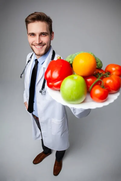Γιατρός κρατώντας λαχανικά, Υγεία λαχανικά, Διατροφή έννοια των τροφίμων. — Φωτογραφία Αρχείου