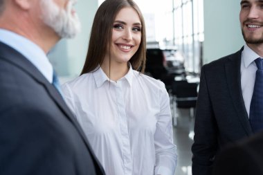 Meşgul İş İnsanları Konsepti. İş ekibi ofis koridorunda çalışmayı tartışıyor..