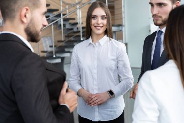 Meşgul İş İnsanları Konsepti. İş ekibi ofis koridorunda çalışmayı tartışıyor..