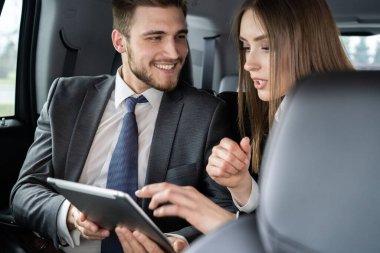 Sürücü arabasındaki iki iş adamının sohbeti