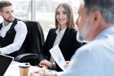 İş adamları toplantı sırasında konferans odasında tartışırlar..