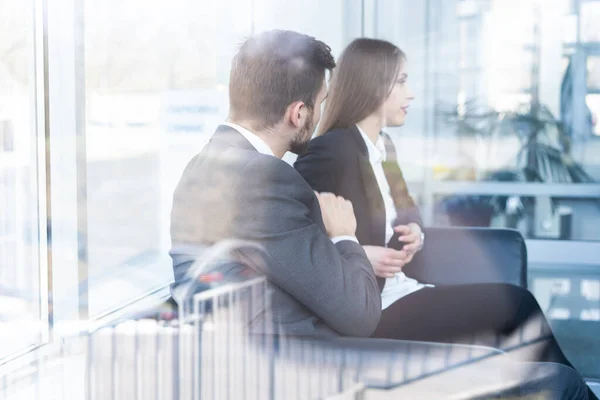 Incontro uomo d'affari e donna d'affari nell'ufficio moderno. — Foto Stock