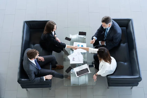 Geschäftsleute schütteln Hände, beenden ein Meeting, Draufsicht. — Stockfoto