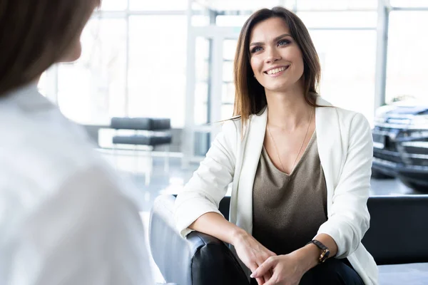 Due colleghe in carica discutono di qualcosa. — Foto Stock