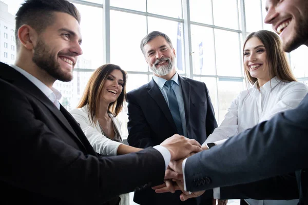 Éxito y concepto ganador - feliz equipo de negocios celebrando la victoria en el cargo . — Foto de Stock