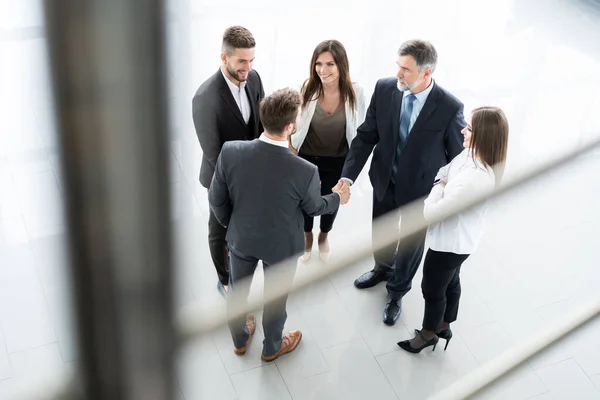 Vista dall'alto degli uomini d'affari che si stringono la mano, finiscono una riunione - Benvenuti nel mondo degli affari. — Foto Stock