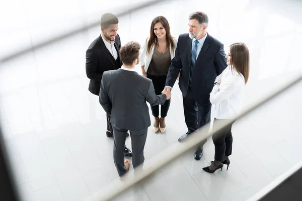 Vista dall'alto degli uomini d'affari che si stringono la mano, finiscono una riunione - Benvenuti nel mondo degli affari. — Foto Stock