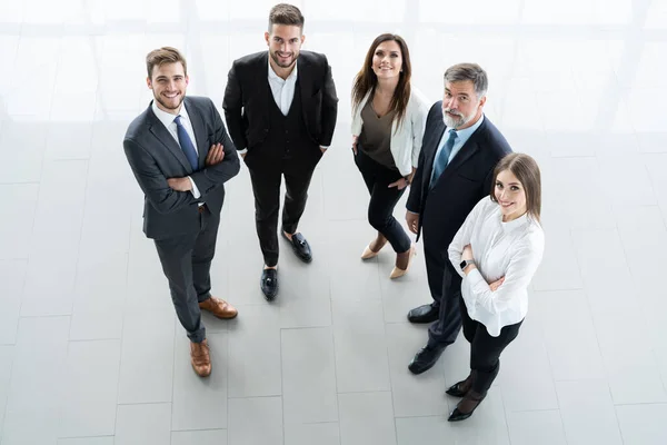 Equipe de negócios confiante de comprimento total fica no escritório . — Fotografia de Stock