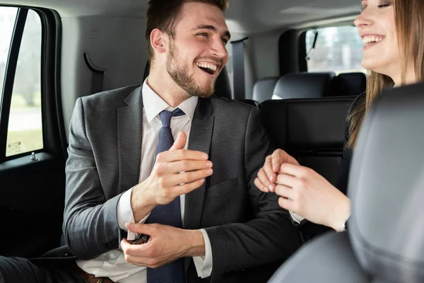 運転中の二人のビジネスマンの会話 — ストック写真
