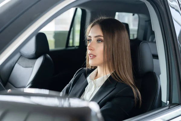 Mulher de negócios jovem bonita dirigindo um carro . — Fotografia de Stock