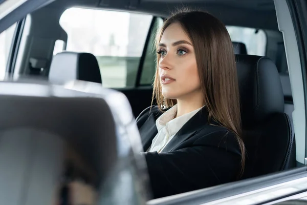 Vacker ung affärskvinna som kör bil. — Stockfoto
