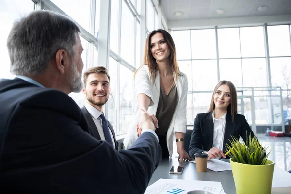 Affärsmän skakar hand medan de arbetar på det kreativa kontoret — Stockfoto