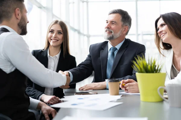 Gli uomini d'affari stringono la mano mentre lavorano nell'ufficio creativo — Foto Stock