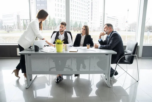 Zakenvrouw leidt bijeenkomst rond tafel. Discussie Praten Ideeën delen Concept. — Stockfoto