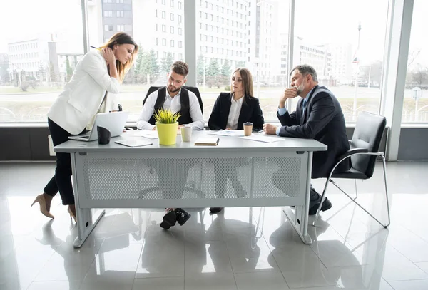 Unternehmerin leitet Treffen am runden Tisch Diskussion über Konzept zum Ideenaustausch. — Stockfoto