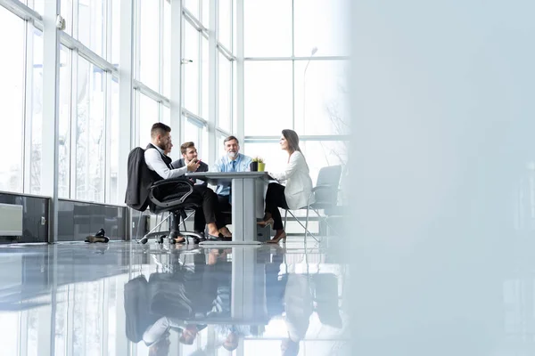 Geschäftsleute diskutieren bei Besprechung im Büro gemeinsam im Konferenzraum. — Stockfoto