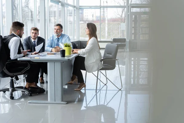 Geschäftsleute diskutieren bei Besprechung im Büro gemeinsam im Konferenzraum. — Stockfoto