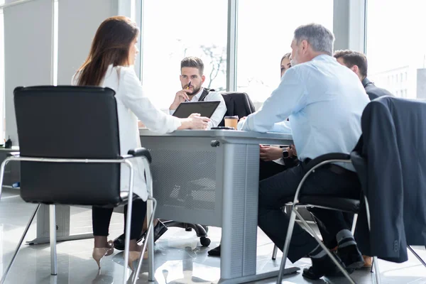 Geschäftsleute diskutieren bei Besprechung im Büro gemeinsam im Konferenzraum. — Stockfoto