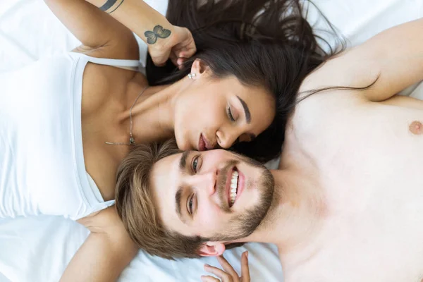 幸福伴侣的特写躺在床上。享受彼此的陪伴吧. — 图库照片