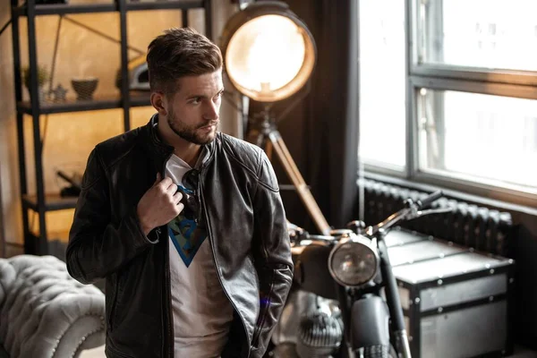 Homem perfeito. Jovem hipster em jaqueta de couro em pé no quarto . — Fotografia de Stock