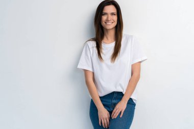 Beyaz arka planda komik bir kadın. Neşeli kadın model, neşeli. Olumlu insani duygu yüz ifadesi vücut dili