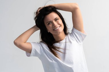 Beyaz arka planda komik bir kadın. Neşeli kadın model, neşeli. Olumlu insani duygu yüz ifadesi vücut dili