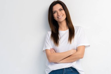 Beyaz arka planda komik bir kadın. Neşeli kadın model, neşeli. Olumlu insani duygu yüz ifadesi vücut dili.