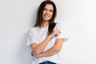 Beyaz arka planda komik bir kadın. Neşeli kadın model, neşeli. Olumlu insani duygu yüz ifadesi vücut dili.