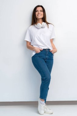 Genç Mutlu Müzik kadını portreyi izole etti. Kadın model stüdyo izole edildi. Güzel kız..