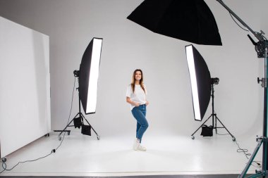 Sahne arkasında kendine güvenen kadın ekipmanı iş yeri fotoğraf stüdyosu konsepti. Moda fotoğrafçılığı.