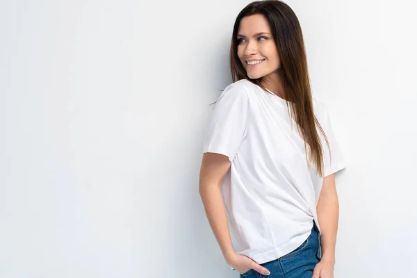 Mujer graciosa sobre fondo blanco. Alegre modelo femenino alegre. Emoción humana positiva expresión facial lenguaje corporal —  Fotos de Stock