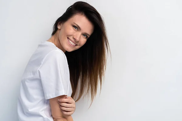 Mujer graciosa sobre fondo blanco. Alegre modelo femenino alegre. Emoción humana positiva expresión facial lenguaje corporal —  Fotos de Stock