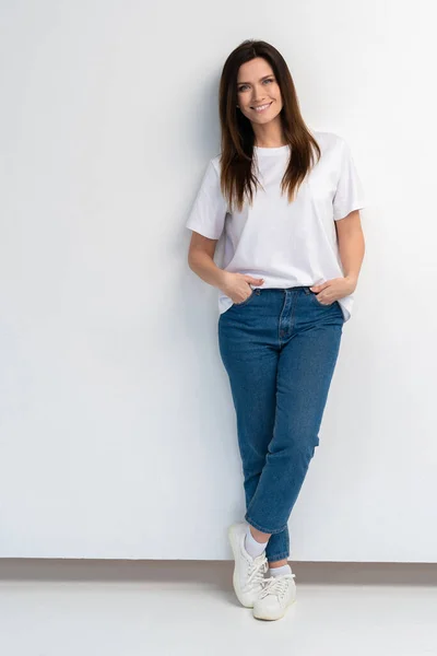 Retrato Completo Uma Bela Jovem Mulher Feliz Sobre Fundo Branco — Fotografia de Stock