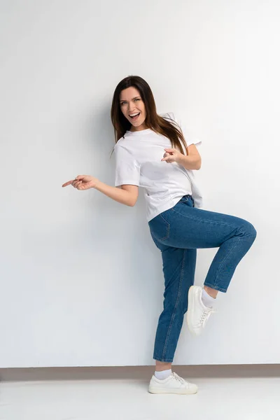 Retrato Comprimento Total Uma Mulher Sorridente Segurando Espaço Palma Mão — Fotografia de Stock