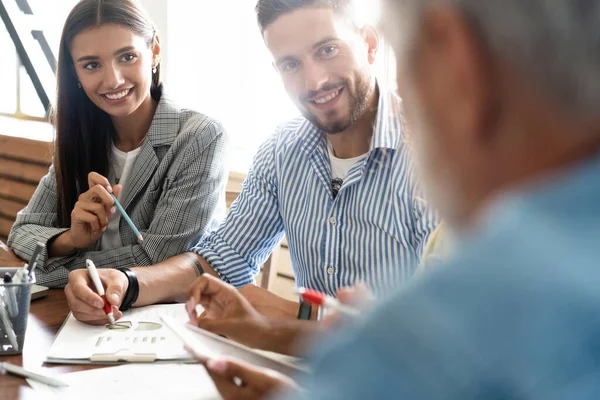 Concentración Total Trabajo Grupo Jóvenes Empresarios Que Trabajan Comunican Sentados — Foto de Stock