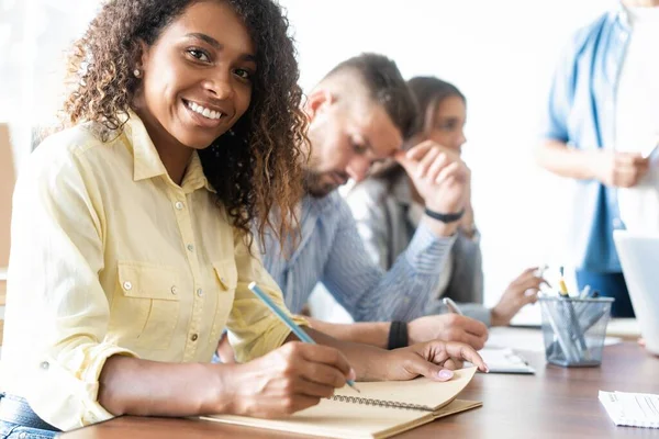 Blij Het Team Zijn Mooie Vrolijke Afrikaanse Vrouw Kijken Naar — Stockfoto