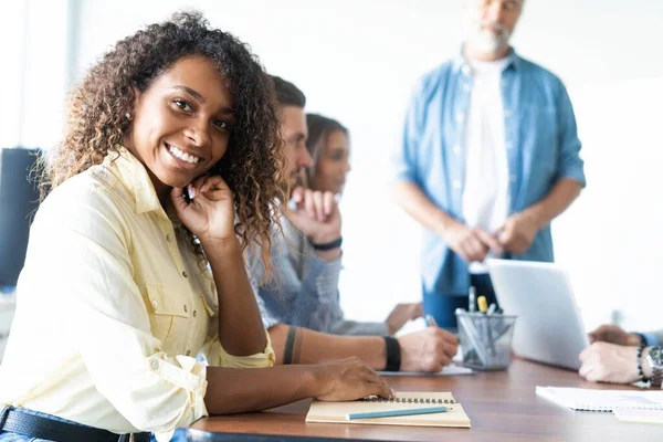 Feliz Estar Equipo Hermosa Mujer Africana Alegre Mirando Cámara Con — Foto de Stock