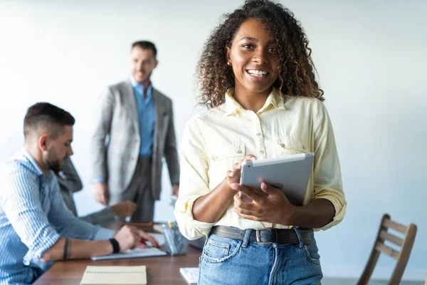 Hermosa Joven Profesional Africana Pie Cargo Mientras Los Trabajadores Celebran — Foto de Stock